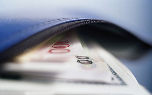 油价狂泻20%后面临生死抉择，62美元成最后防线？